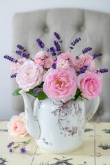 romantischer Blumenstrauß mit posa Rosen und Lavendel in vintage Kaffeekanne