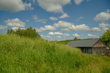 Fototapeta Krajobraz wiejski z chmurami i stodoła  obraz