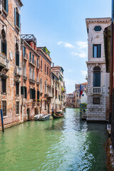 Historische Stadthäuser im Zentrum von Venedig mit Gondel im Hintergrund