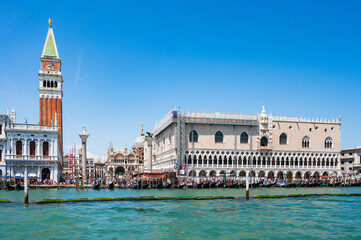 Fototapeta na wymiar Blick von der Lagune auf den Glockenturm von San Marco, Dogenpalast und Basilica di San Marco im historischen Zentrum von Venedig