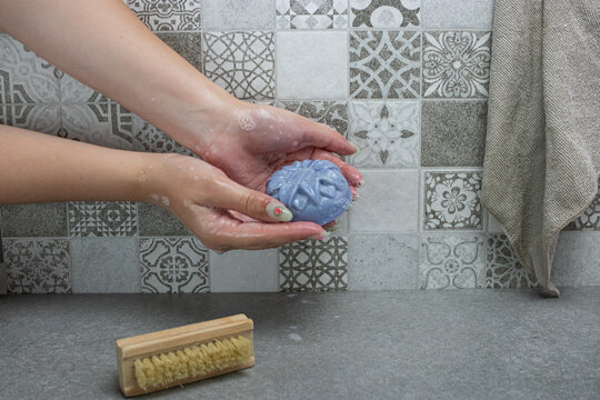 Manos con jab&oacute;n en una ducha