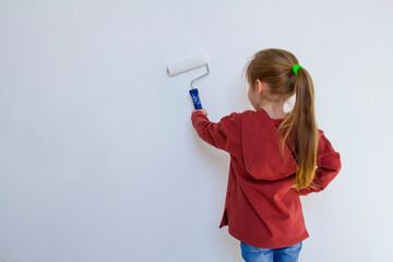 Child paints home renovation spatula roller for painting walls
