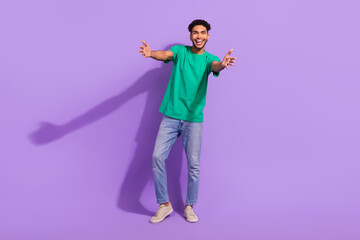 Full body photo of young friendly guy wear trendy outfit embracing you open arms welcome company isolated over purple color background © deagreez