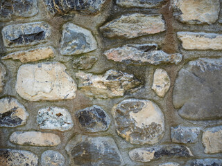 imagen detalle textura pared de piedras de distintos tamaños con las juntas de cemento 