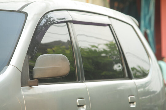 the right front tire on the Avanza car
