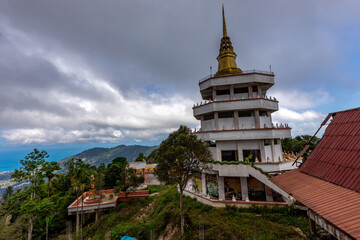 Background of religious sights on the Thai island of Koh Samui (Pra Buddha Dīpankara), located high in the mountains. There are Buddha statues and a large chapel overlooking the surrounding scenery.
