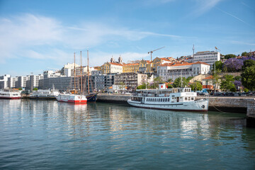 Fototapeta na wymiar Lissabon Portugal - Hafen Boote Schiffe Stadtbild