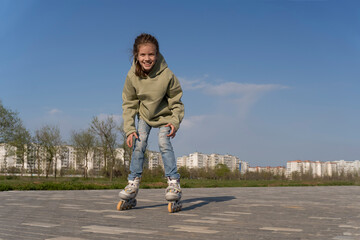 Fototapeta premium Girl rollerblading in the city