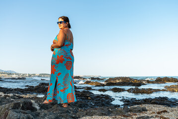 chica disfrutando de las calas en vacaciones en Ibiza con su vestido hippie
