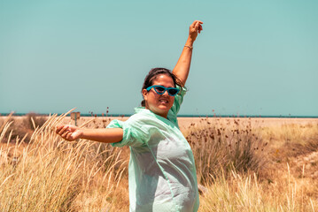 chica con los brazos en alto en un paraje natural en Tarifa Cadiz