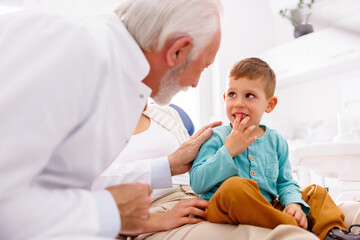 Obraz premium Little boy having checkup at dentist office