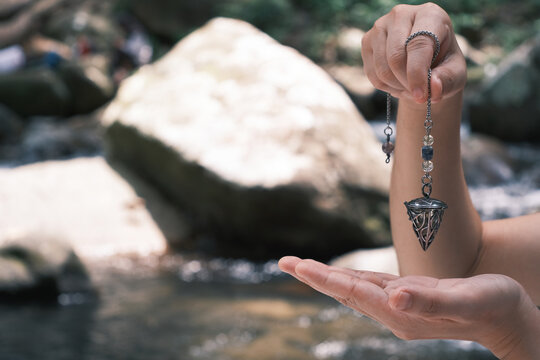 Holding and using quartz crystal pendulum and using it In asking questions