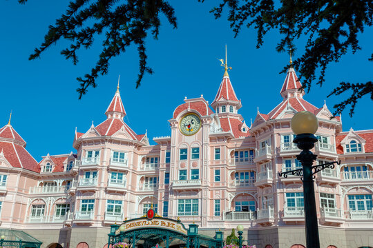 Hotel Disneyland, it is located at the entrance of Disneyland Paris, also called Eurodisney in Paris.