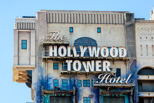 Tower of Terror, called Hollywood Tower, is a Disney attraction based on the idea of the free-fall tower.