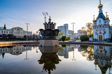 An idle fountain in the city center in the early morning.