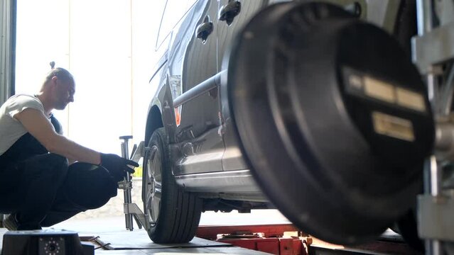 The master makes the camber of the wheels of the car. Balancing the chassis of the car. Car service