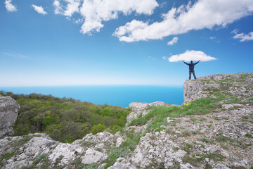 Fototapeta premium Man on sea cliff edge.