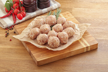 Raw chicken meatballs for cooking