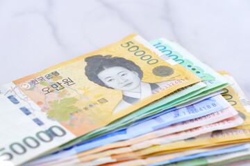 韓国の通貨、ウォンKRWの紙幣 - obrazy, fototapety, plakaty