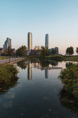 Fototapeta premium pink sky sunset in a park viewing the skyline of santiago de chile