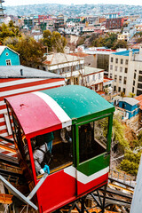 Fototapeta na wymiar small gondola on tracks in Valparaiso 