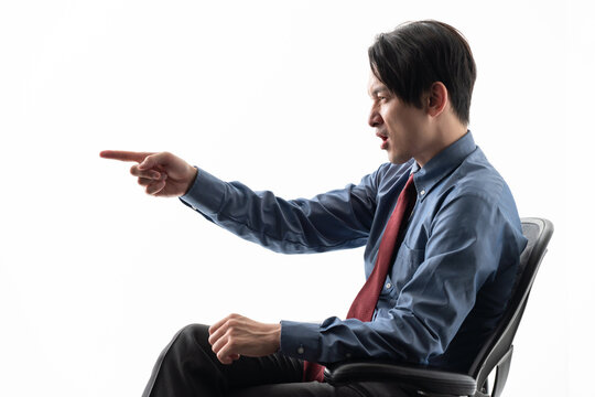 怒る男性　指摘　注意