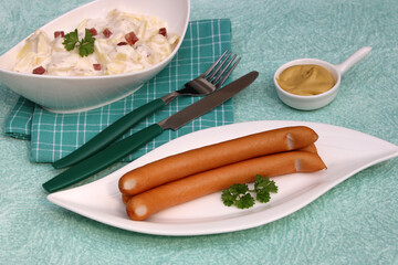 Bockwurst mit Kartoffelsalat und Senf.