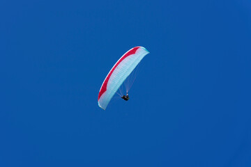 Gleitschirm (Paraglider) am Himmel