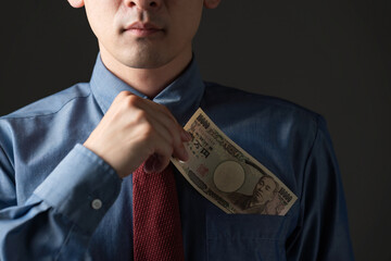 一万円札を手に取る男性
