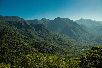 Visão aérea da serra curitibana com visão das montanhas e da flora no Paraná Brasil.	