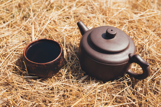 Drink tea from pottery