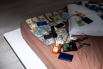 Fototapeta na wymiar Checking counterfeit money with an ultraviolet lamp. Polish zloty