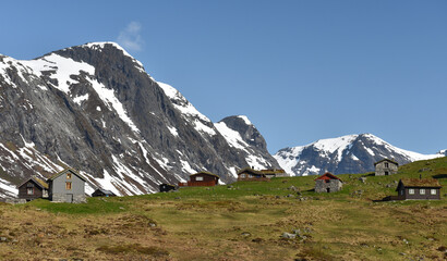 Fototapeta na wymiar Norwegische Häuser im schneebedecktem Gebirge 