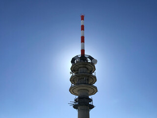 Turm auf dem Feldberg im Schwarzwald und die Sonne dahinter.