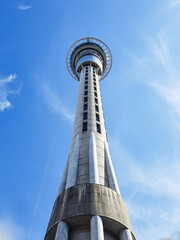 Obraz premium Sky Tower in Auckland Neuseeland vor blauem Himmel mit ein paar Wolken