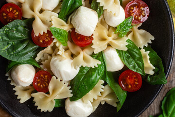 Pasta with tomato, mozzarella and basil