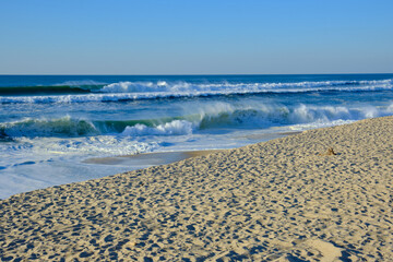 Les vagues au coucher du soleil à Ovar