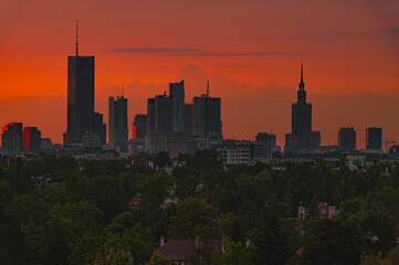 Panorama Warszawy i widok na centrum warszawy i o zachodzie słońca. Najważniejsze budynki śródmieścia, Pałac kultury, Marriott, Varso Tower