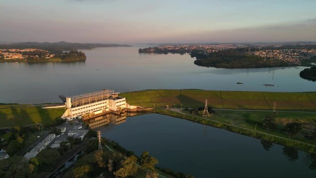 Aerial view of the Jurubatuba River, the Eleva&ccedil;&atilde;o Pedreira Hydroelectric Power Plant and the Piratininga Thermoelectric Power Plant. Dam located between Interlagos and Diadema in the city of S&atilde;o Paulo