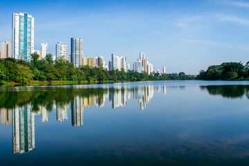 Fototapeta na wymiar Londrina skyline igapo lake reflection
