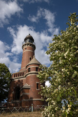 Fototapeta premium Schöner Leuchtturm aus Backstein am Tiessenkai, Kiel-Holtenau, Schleswig-Holstein, Deutschland