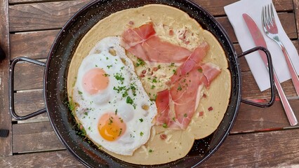 Pfannkuchen mit Spiegelei und Speck