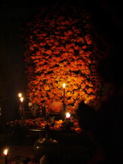 beleuchteter Altar zum Dia de los Muertos in Mexiko