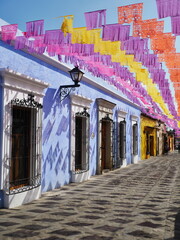 geschmückte Straße im Barrio de Xochimilco in  Oaxaca Mexiko  anlässlich des Dia de de los Muertos
