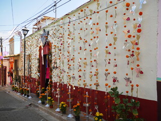 Haus in Mexiko mit Totenblumen Cempasúchil geschmückt