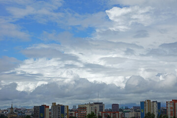 Fototapeta premium clouds over city
