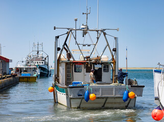 Bateau quittant le port pour retourner pêcher le homard, horizontal