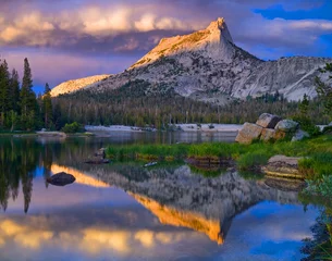 Wandcirkels Foto's Cathedral Peak is a popular peak in the Toulumne meadows area in Yosemite National Park.  © Designpics