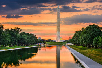Fototapeta premium Washington Monument on the Reflecting Pool in Washington, DC.
