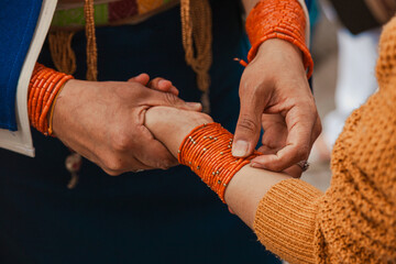 Ceremonia andina Warmi Punlla, donde mujeres indígenas del norte de los andes ecuatorianos bailan en agradecimiento al sol y la pachamama por las cosechas del mes de junio.